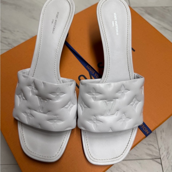 Louis Vuitton White Embossed kitten heels 💕 - Picture 2 of 7